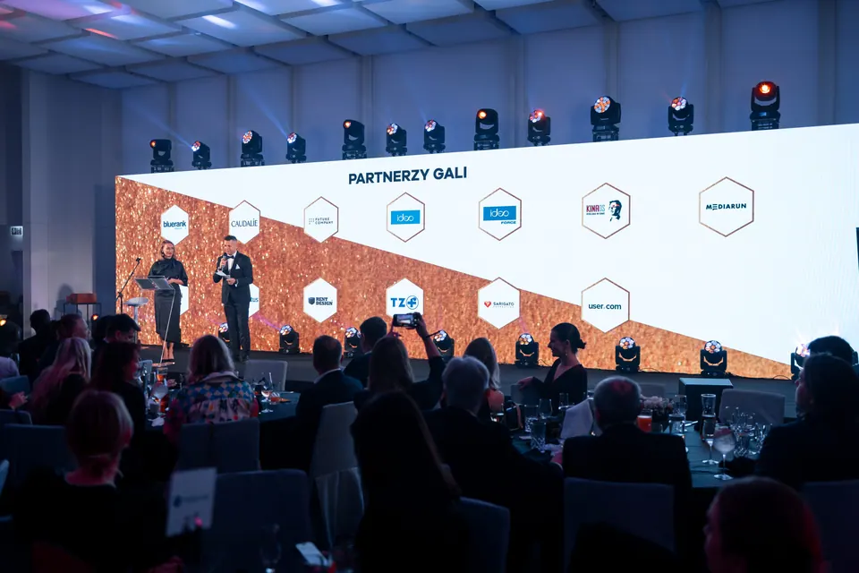 Scena Gali Dyrektor Marketingu Roku z ekranem partnerów