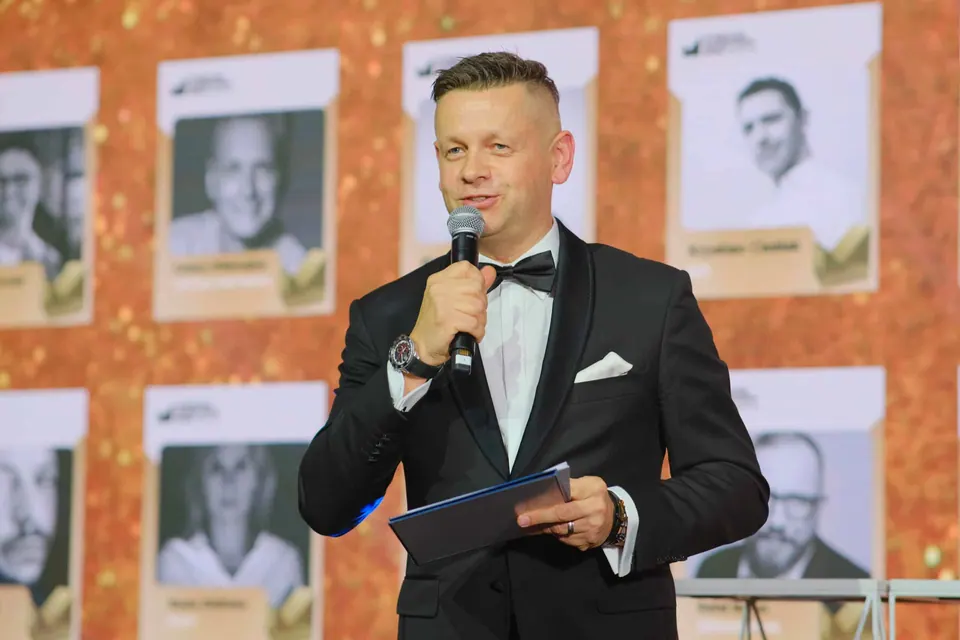 Prowadzący Galę 2023 ogłasza laureatów