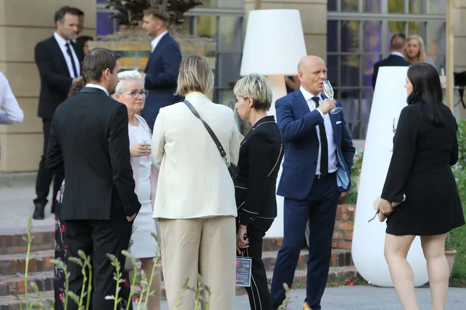 Innovative Leader gala guests in the garden