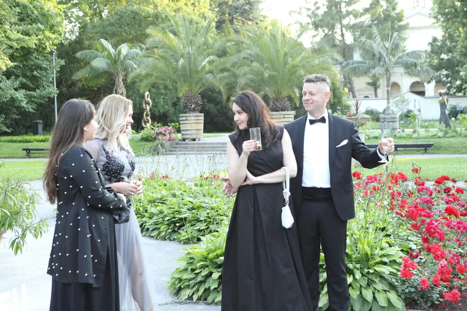 Innovative Leader gala guests among the flowers