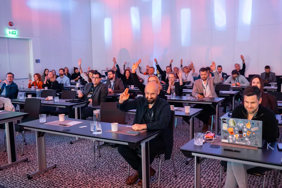 Publiczność Marketing Innovation Executive Summit 2024 podnosi ręce